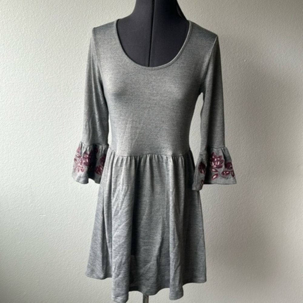 Francesca's Collection dress gray burgundy embroidery bell sleeves size XS